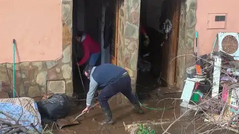 Vecinos de La Roca de la Sierra, retirando agua y barro de sus casas Vecinos de La Roca de la Sierra, retirando agua y barro de sus casas