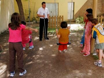Un psicólogo del Centro de Acogida de Menores de Alicante conversa con algunos de los niños internos