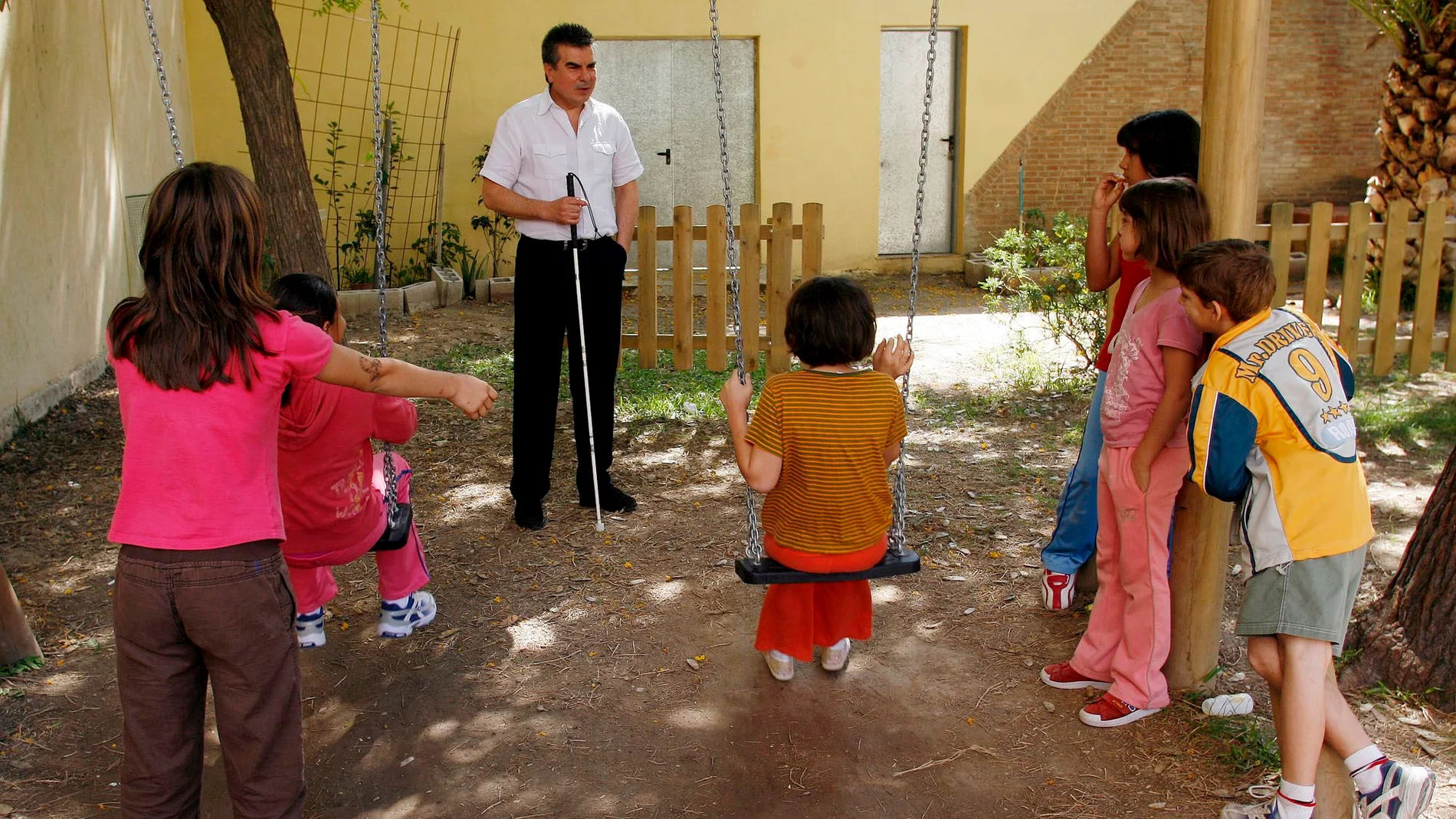 Un psicólogo del Centro de Acogida de Menores de Alicante conversa con algunos de los niños internos