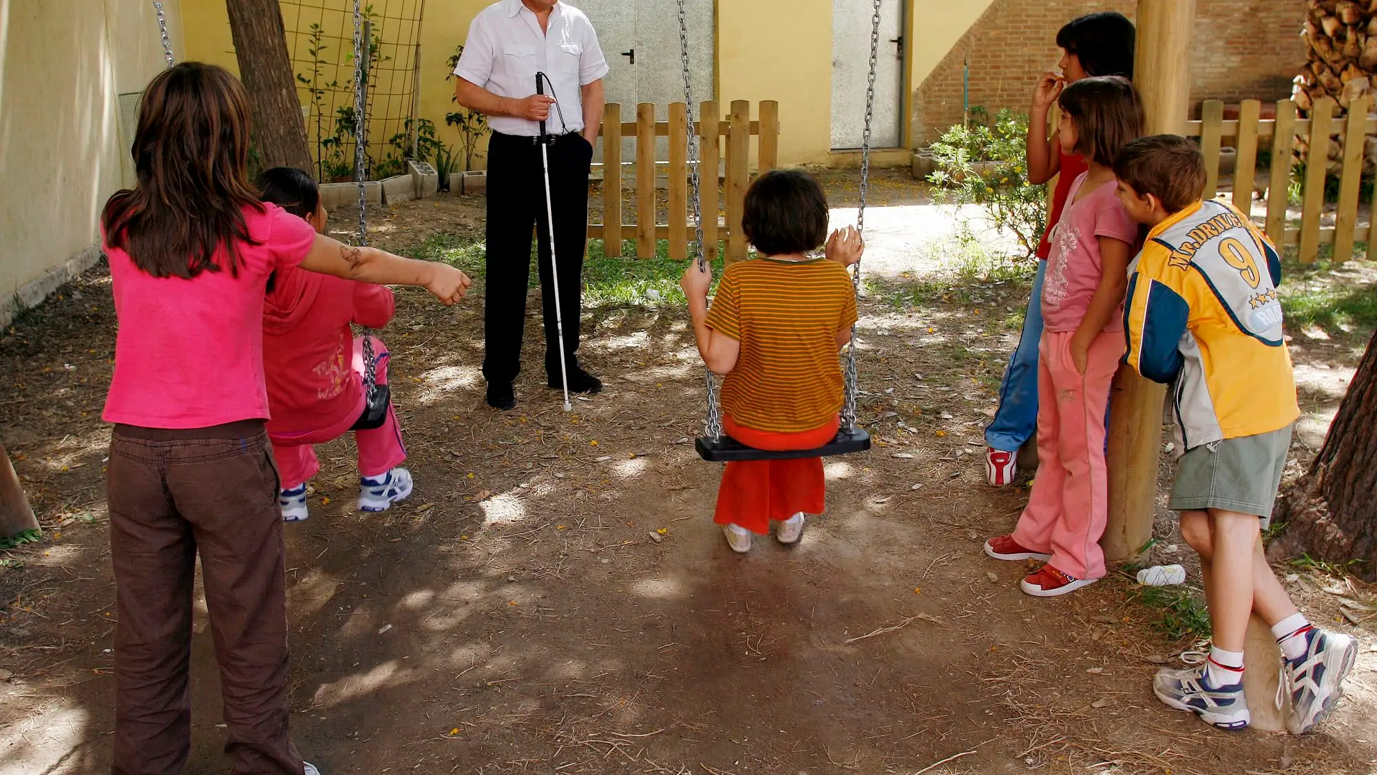 Un psicólogo del Centro de Acogida de Menores de Alicante conversa con algunos de los niños internos Un psicólogo del Centro de Acogida de Menores de Alicante conversa con algunos de los niños internos