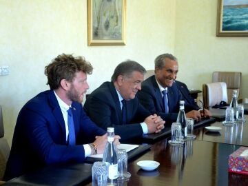 Francesco Giorgi, pareja de la exvicepresidenta de la Eurocámara Eva Kaili; el diputado italiano Antonio Panzeri, y el actual embajador de Marruecos en Roma, Abderrahim Atmoun, el 9 de mayo de 2017