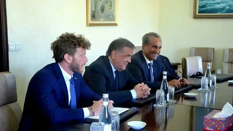 Francesco Giorgi, pareja de la exvicepresidenta de la Eurocámara Eva Kaili; el diputado italiano Antonio Panzeri, y el actual embajador de Marruecos en Roma, Abderrahim Atmoun, el 9 de mayo de 2017 Francesco Giorgi, pareja de la exvicepresidenta de la Eurocámara Eva Kaili; el diputado italiano Antonio Panzeri, y el actual embajador de Marruecos en Roma, Abderrahim Atmoun, el 9 de mayo de 2017