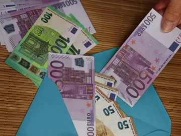 Imagen de archivo de un sobre con dinero Imagen de archivo de un sobre con dinero