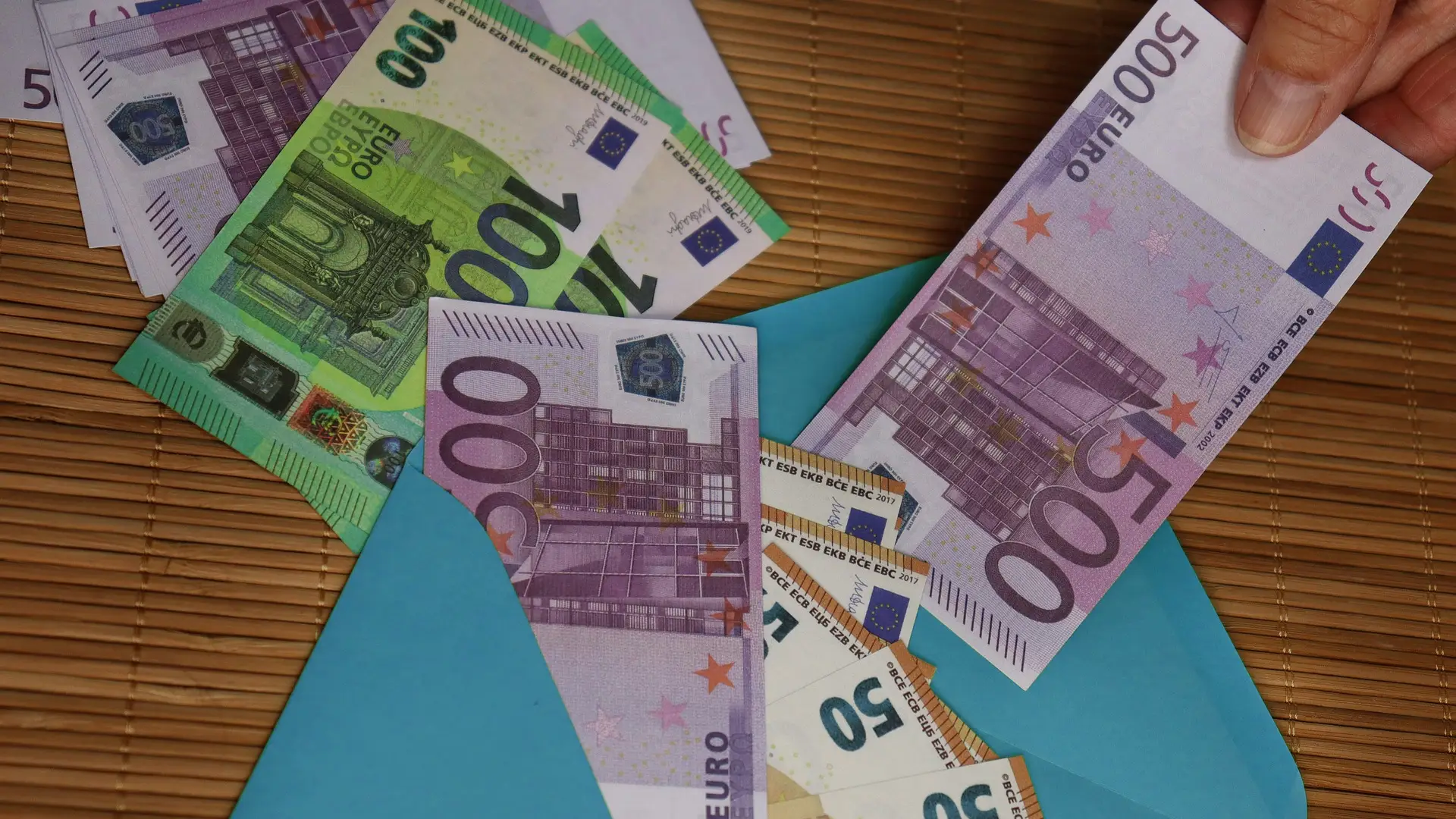 Imagen de archivo de un sobre con dinero Imagen de archivo de un sobre con dinero