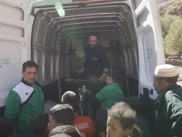 Alberto Contador entrega bicicletas a niños y niñas de Marruecos Alberto Contador entrega bicicletas a niños y niñas de Marruecos