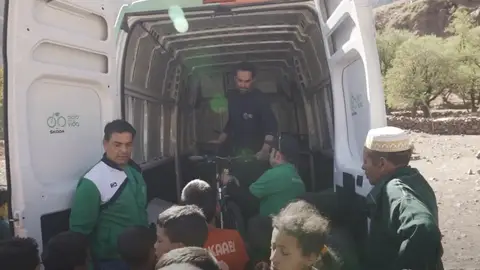 Alberto Contador entrega bicicletas a niños y niñas de Marruecos Alberto Contador entrega bicicletas a niños y niñas de Marruecos