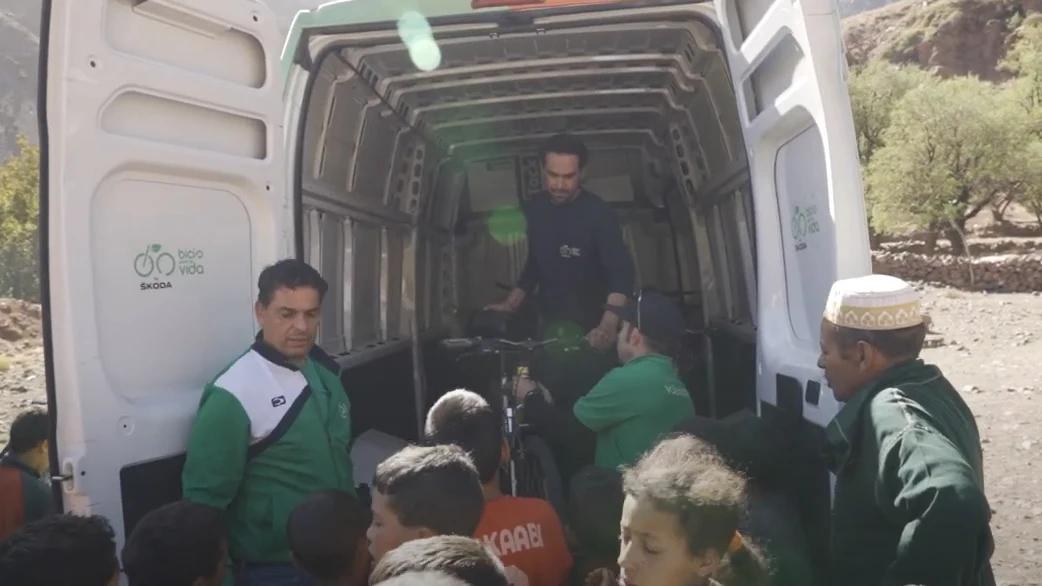 Alberto Contador entrega bicicletas a niños y niñas de Marruecos Alberto Contador entrega bicicletas a niños y niñas de Marruecos
