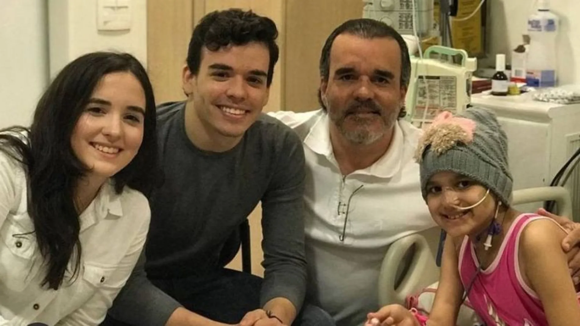 Régis Feitosa Mota junto a sus tres hijos ya fallecidos por cáncer