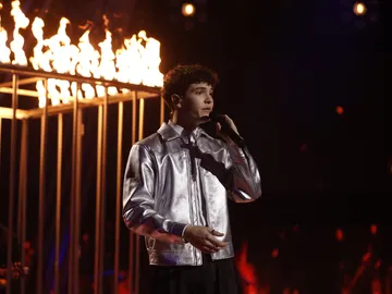 La delicada versión de Javier Crespo sacándonos a bailar con ‘La bachata’ en la Gran Final de ‘La Voz’ La delicada versión de Javier Crespo sacándonos a bailar con ‘La bachata’ en la Gran Final de ‘La Voz’