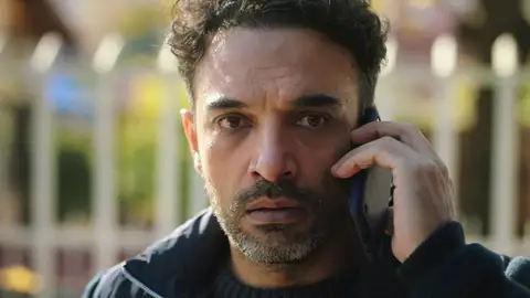 Eren descubre que la chica detenida es… ¡su hija!  Eren descubre que la chica detenida es… ¡su hija!