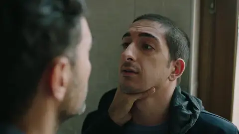 Eren, a punto de matar a Engin tras sus amenazas: “Voy a apretar el gatillo. No me pongas a prueba” Eren, a punto de matar a Engin tras sus amenazas: “Voy a apretar el gatillo. No me pongas a prueba”