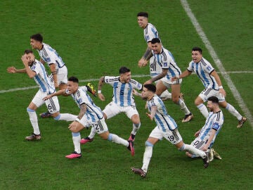 Los jugadores argentinos celebran la victoria en la tanda de penaltis de la final del Mundial de Qatar