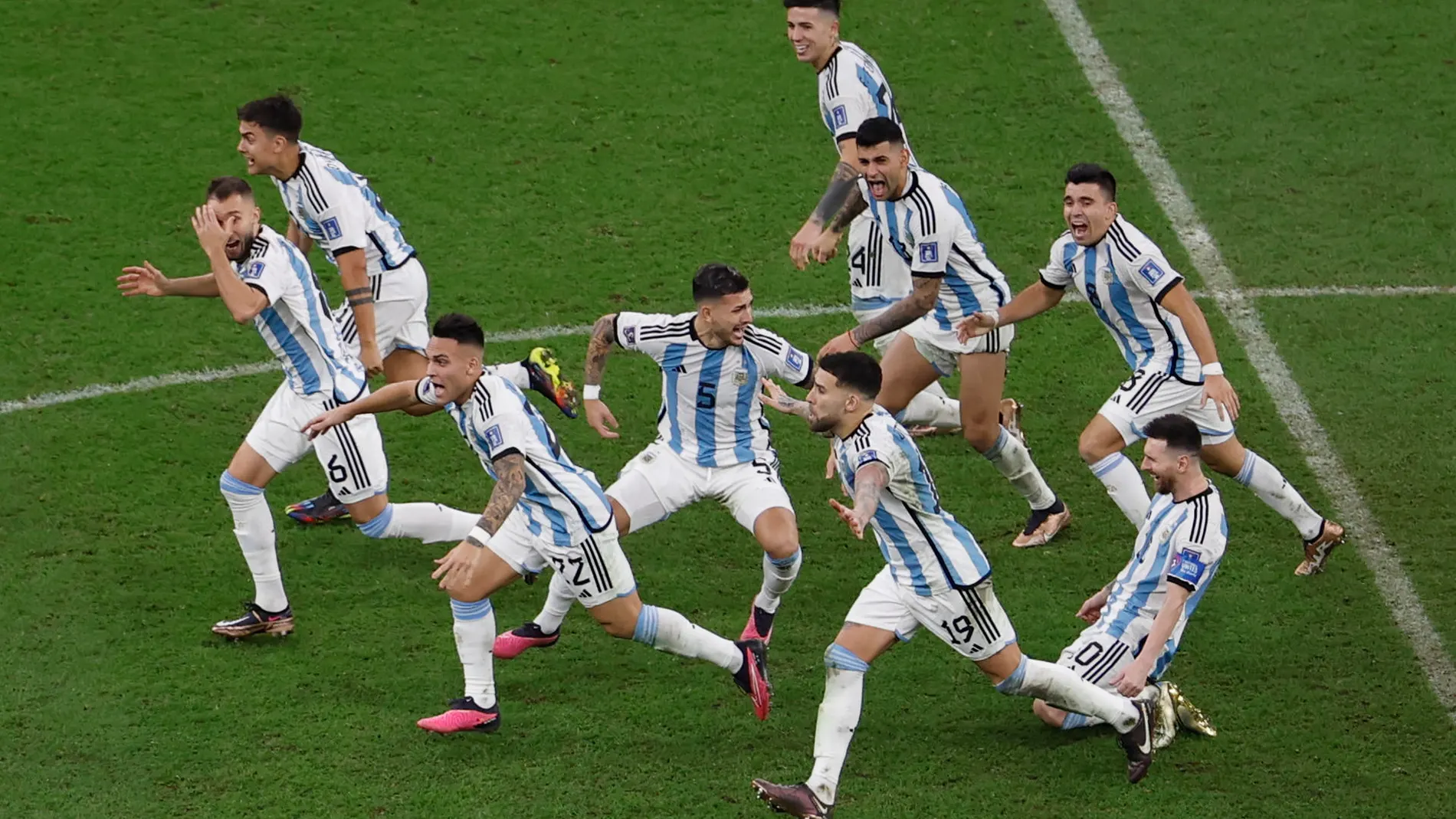 Los jugadores argentinos celebran la victoria en la tanda de penaltis de la final del Mundial de Qatar