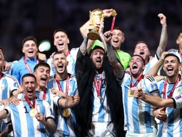 Leo Messi levanta la Copa del Mundo de Fútbol en Qatar