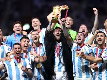 Leo Messi levanta la Copa del Mundo de Fútbol en Qatar Leo Messi levanta la Copa del Mundo de Fútbol en Qatar