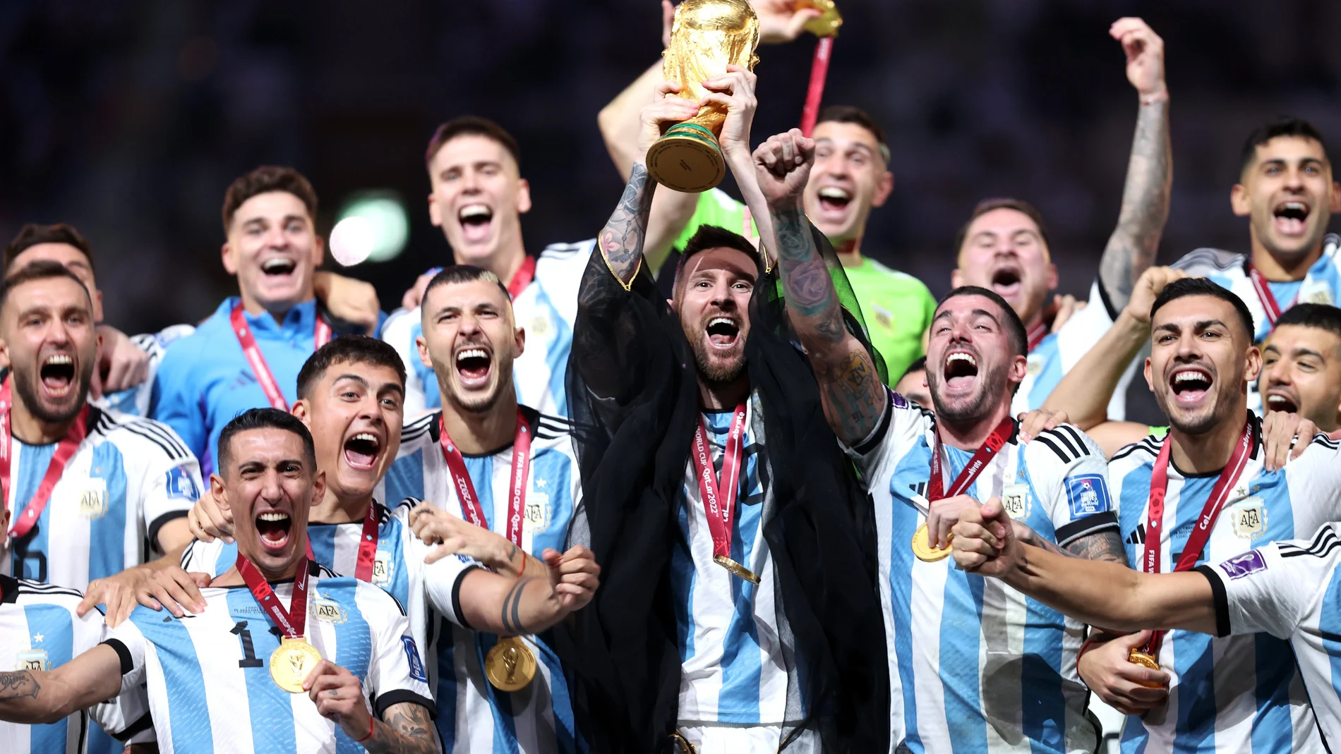 Leo Messi levanta la Copa del Mundo de Fútbol en Qatar