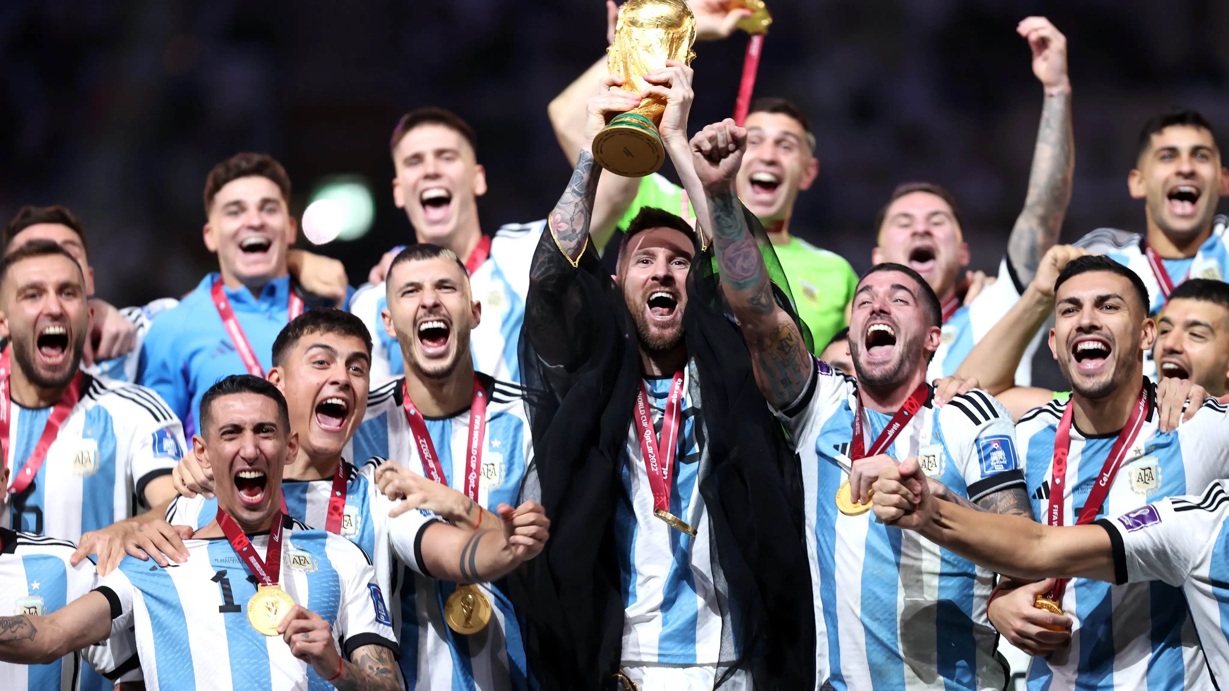 Leo Messi levanta la Copa del Mundo de F&uacute;tbol en Qatar