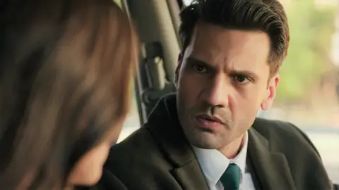 Ilgaz, al límite ante la desconcertante actitud de Ceylin: “¿Quieres volverme loco?” Ilgaz, al límite ante la desconcertante actitud de Ceylin: “¿Quieres volverme loco?”