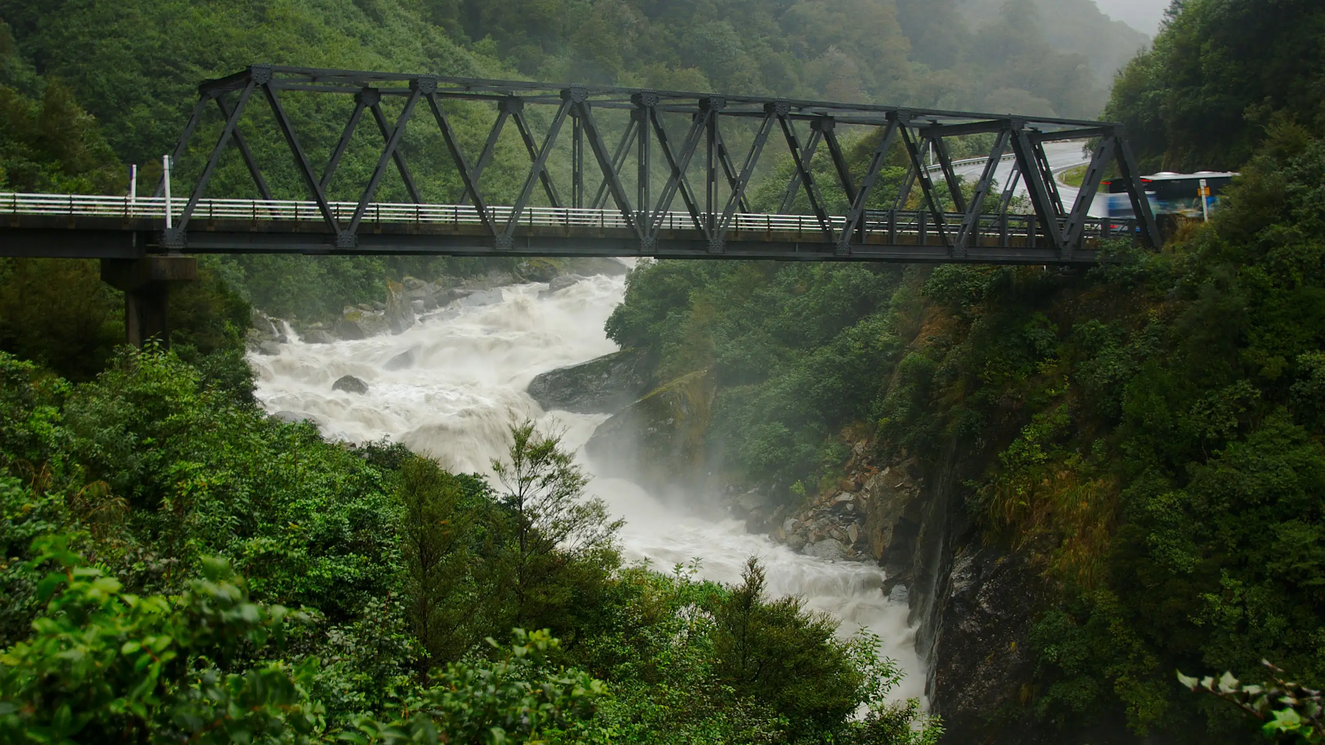 Río en Haast, Nueva Zelanda Río en Haast, Nueva Zelanda