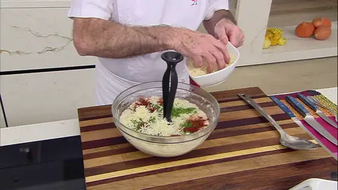 Añade el perejil picado, el pimentón y la mitad del queso, y mezcla bien Añade el perejil picado, el pimentón y la mitad del queso, y mezcla bien