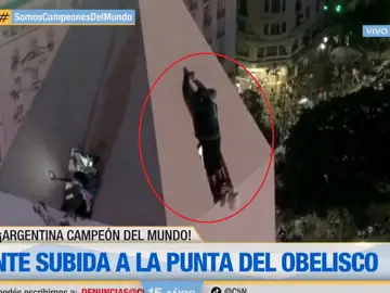 Un aficionado argentino, en la punta del Obelisco a 68 metros de altura Un aficionado argentino, en la punta del Obelisco a 68 metros de altura