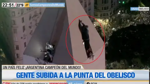Un aficionado argentino, en la punta del Obelisco a 68 metros de altura Un aficionado argentino, en la punta del Obelisco a 68 metros de altura