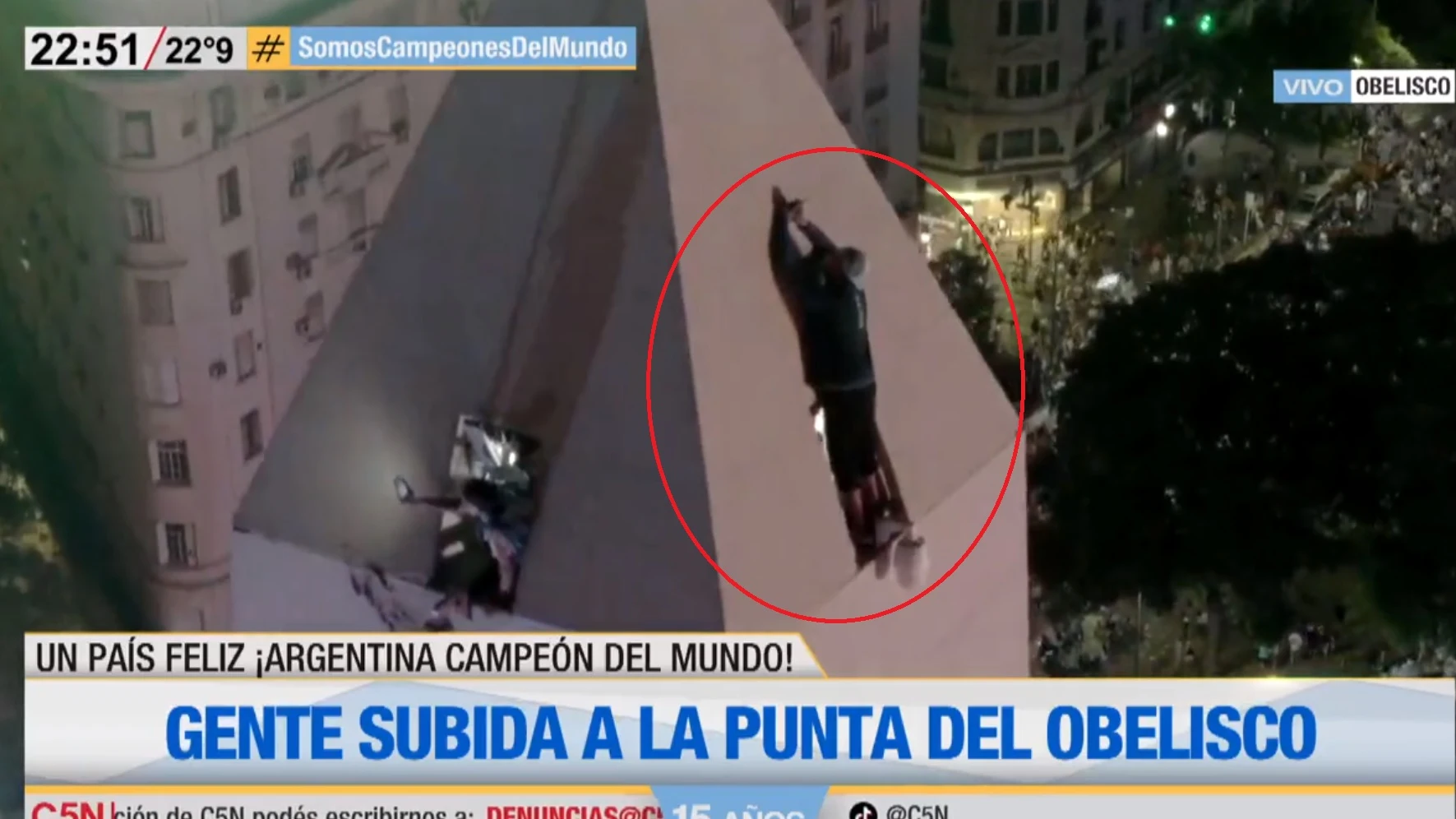 Un aficionado argentino, en la punta del Obelisco a 68 metros de altura Un aficionado argentino, en la punta del Obelisco a 68 metros de altura