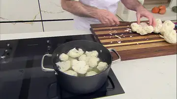 Cuece las patatas con la coliflor