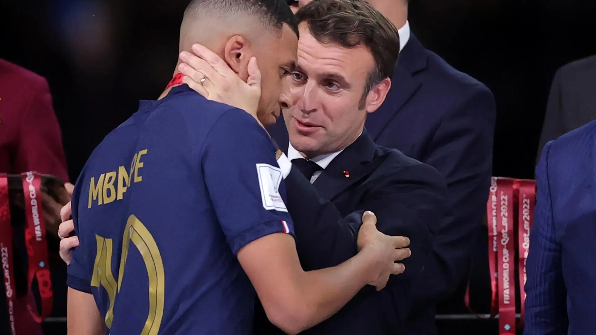 Macron consuela a Mbappé Macron consuela a Mbappé