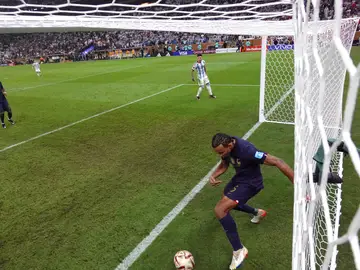 Koundé saca el balón de dentro de la portería Koundé saca el balón de dentro de la portería