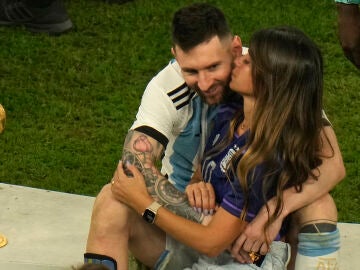 Antonela Roccuzzo besando a Messi tras la victoria de Argentina 