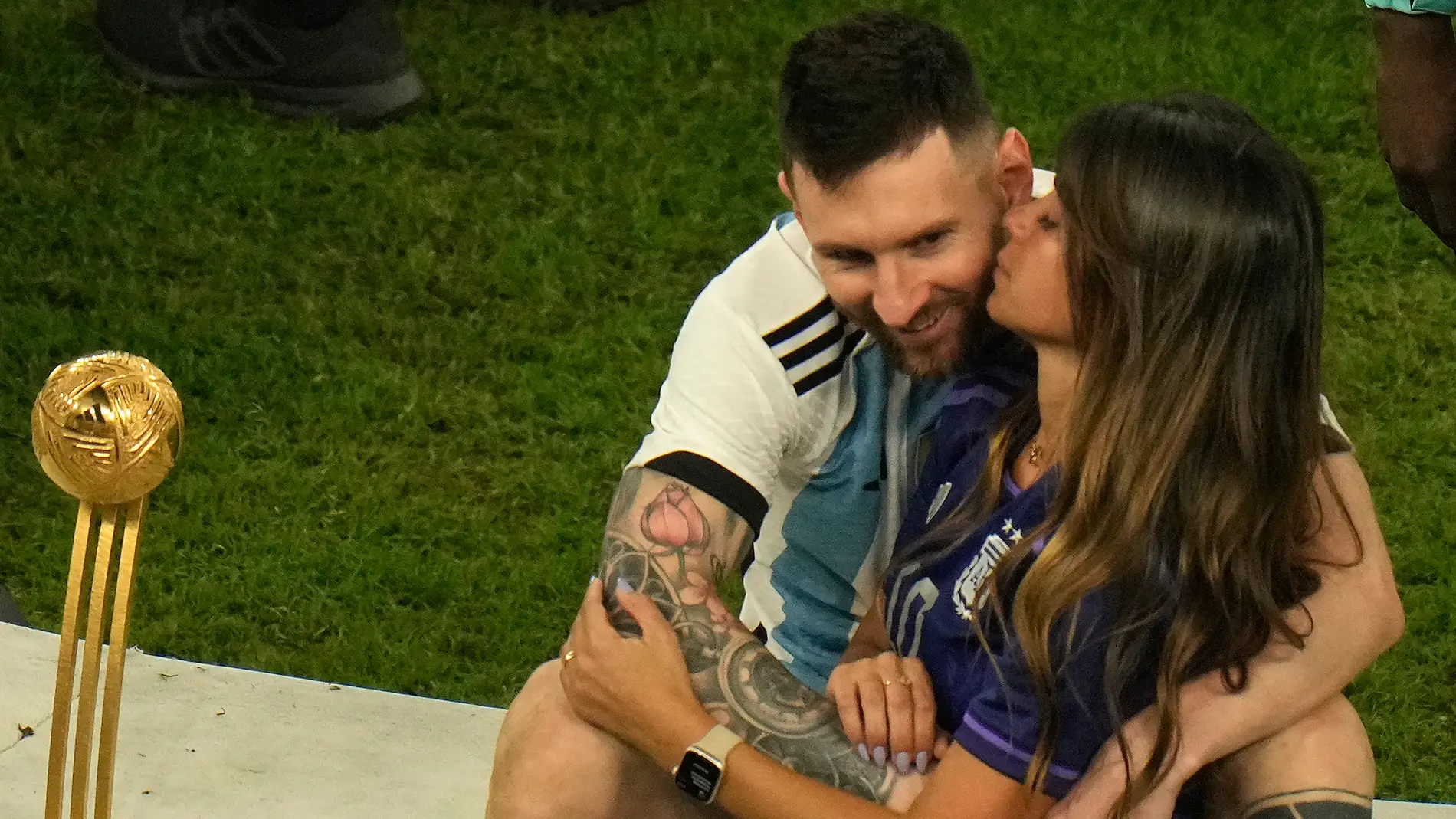 Antonela Roccuzzo besando a Messi tras la victoria de Argentina 