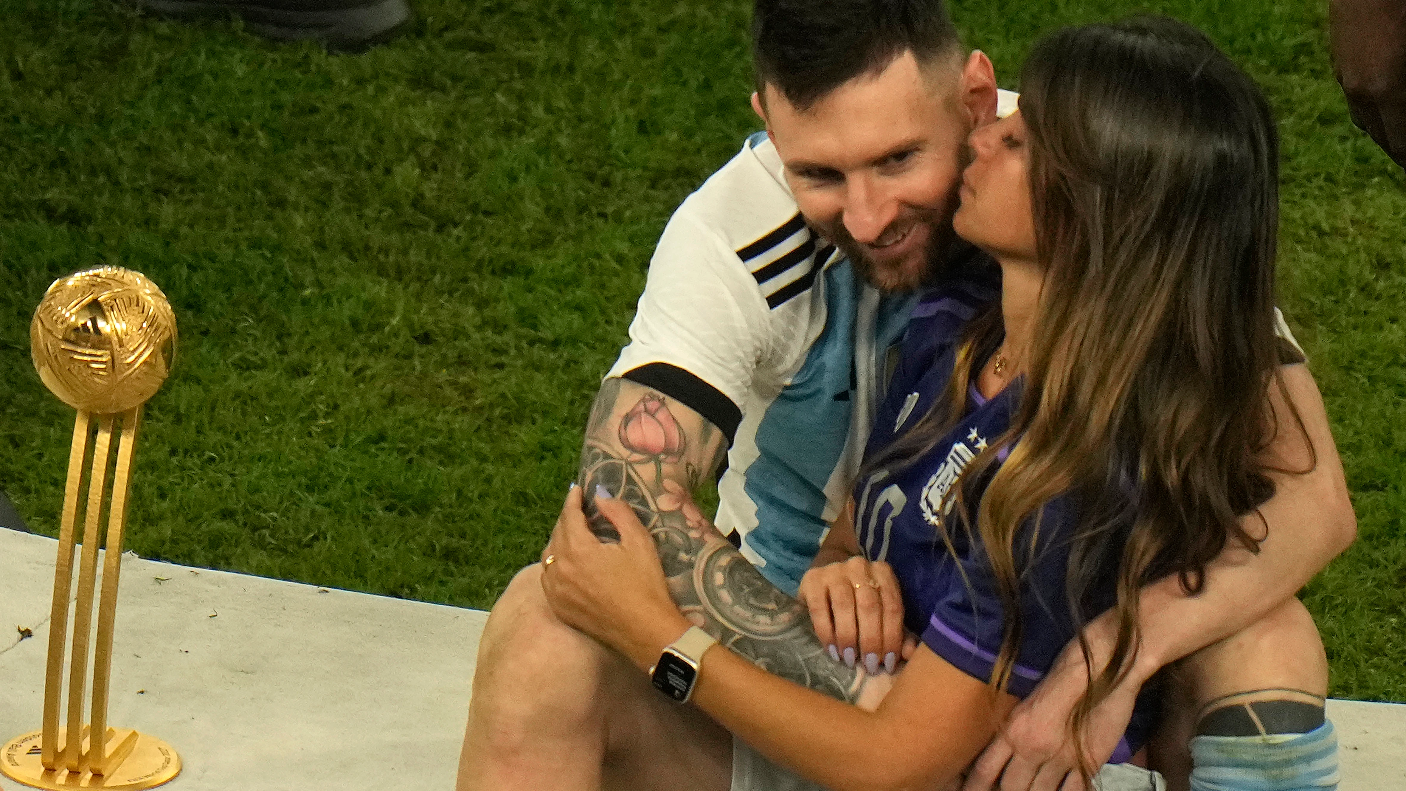 Antonela Roccuzzo besando a Messi tras la victoria de Argentina 