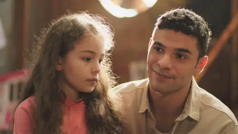 En el último capítulo de ‘Hermanos’: La suerte empieza a sonreír a los Eren...¡Kadir ha conseguido un nuevo trabajo! En el último capítulo de ‘Hermanos’: La suerte empieza a sonreír a los Eren...¡Kadir ha conseguido un nuevo trabajo!