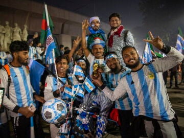 Celebración en Bangladesh tras la victoria de Argentina 