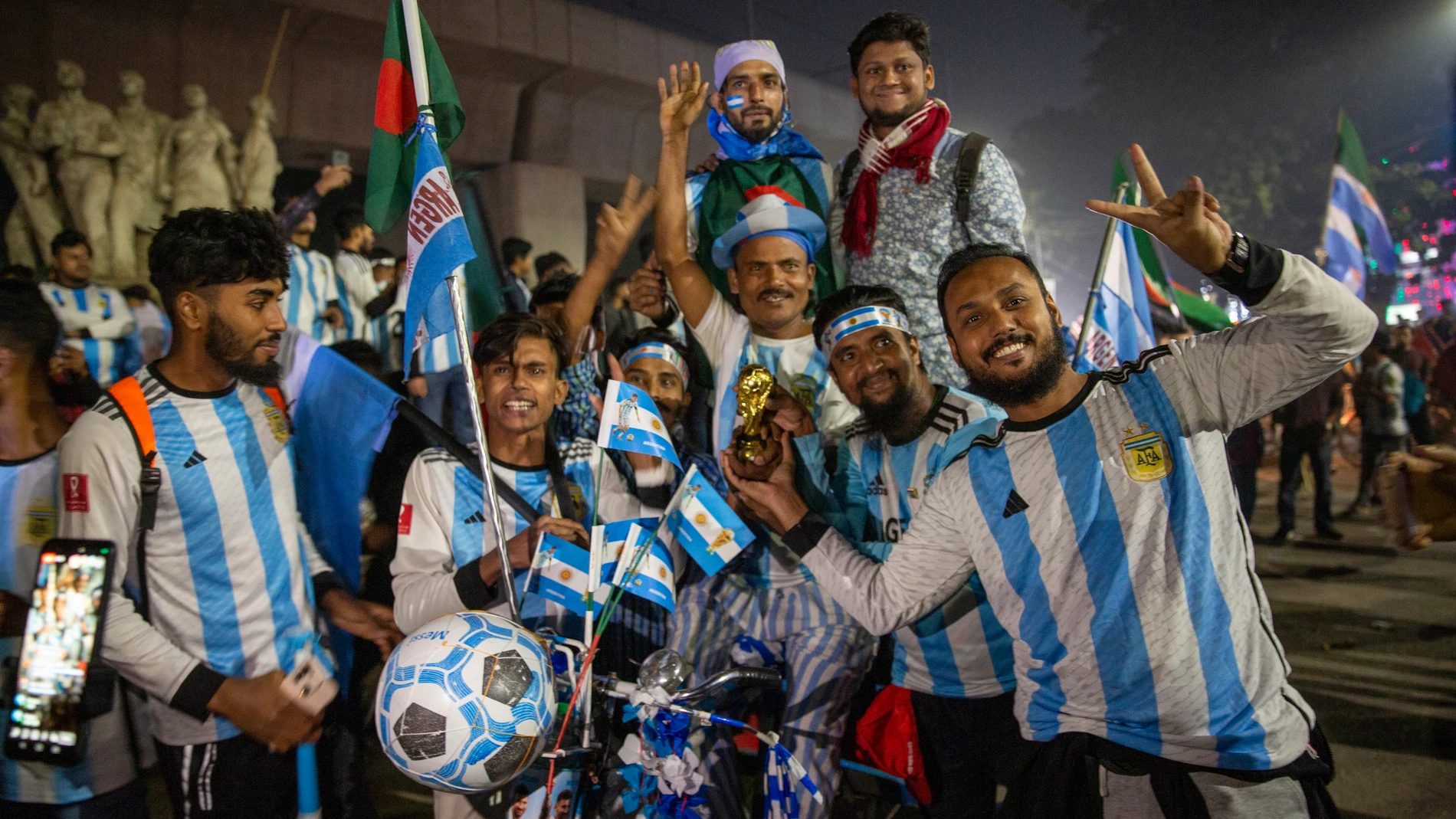 Celebración en Bangladesh tras la victoria de Argentina 