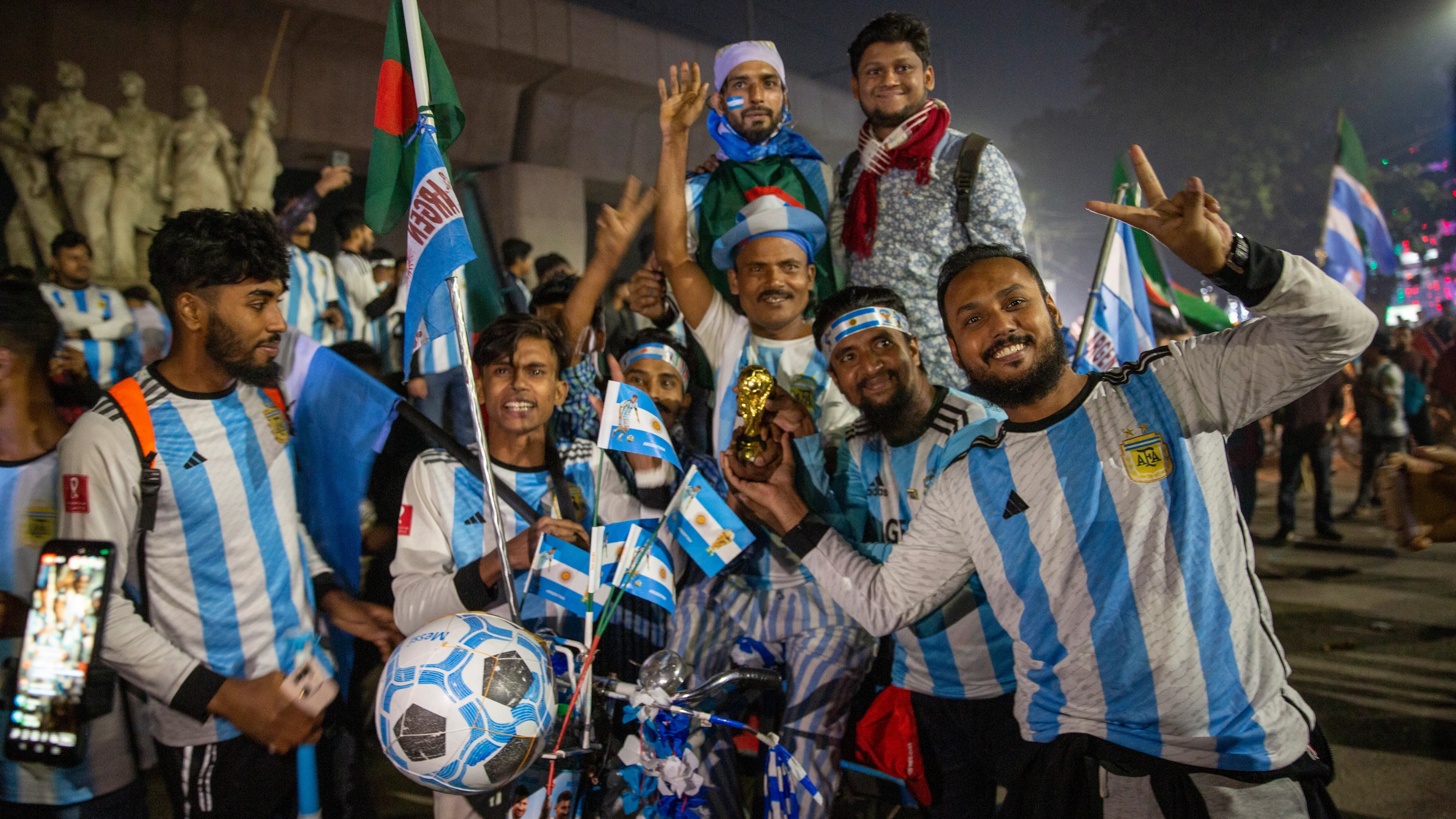 Celebración en Bangladesh tras la victoria de Argentina Celebración en Bangladesh tras la victoria de Argentina