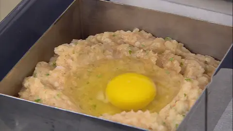 Casca un huevo en cada hueco, espolvoréalos con el resto del queso Casca un huevo en cada hueco, espolvoréalos con el resto del queso