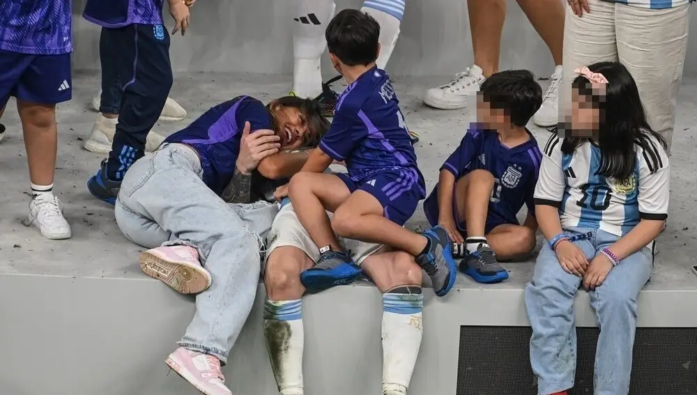 Antonela Roccuzzo abrazando a Messi tras la victoria de Argentina