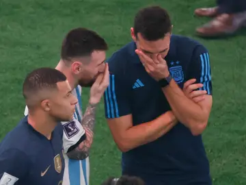 Scaloni y Messi conversan durante la final ante Francia Scaloni y Messi conversan durante la final ante Francia