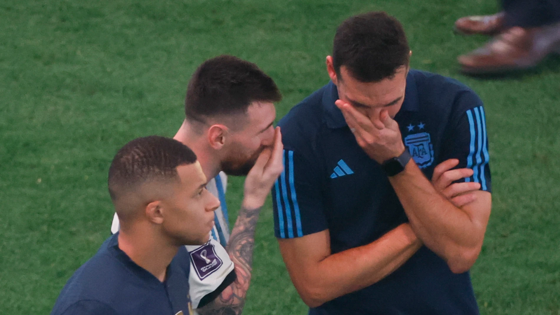 Scaloni y Messi conversan durante la final ante Francia