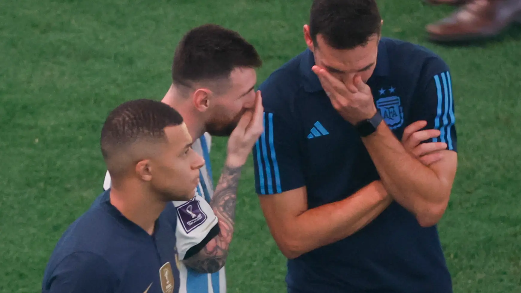 Scaloni y Messi conversan durante la final ante Francia Scaloni y Messi conversan durante la final ante Francia