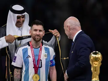 Messi, en el momento de recibir el bisht Messi, en el momento de recibir el bisht