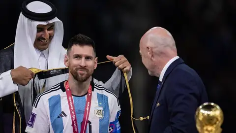 Messi, en el momento de recibir el bisht Messi, en el momento de recibir el bisht
