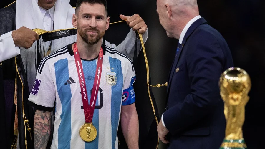 Messi, en el momento de recibir el bisht Messi, en el momento de recibir el bisht