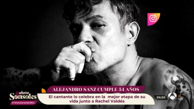 Alejandro Sanz cumple 54 años desnudo ante la cámara de su pareja, Rachel Valdés