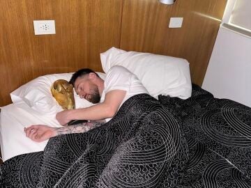 Leo Messi, en la cama junto a la Copa del Mundo