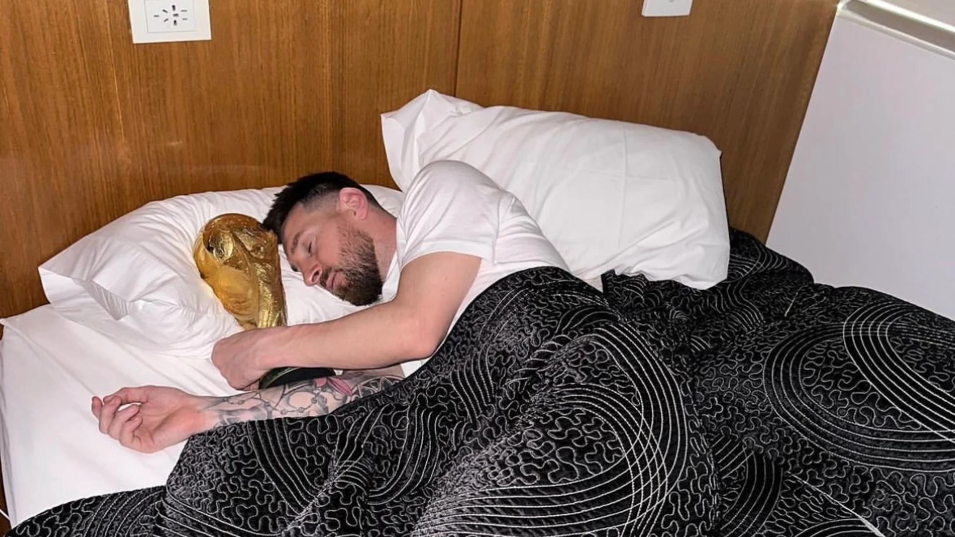 Leo Messi, en la cama junto a la Copa del Mundo