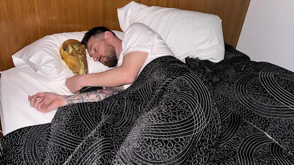 Leo Messi, en la cama junto a la Copa del Mundo Leo Messi, en la cama junto a la Copa del Mundo