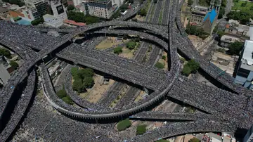 Aficionados argentinos en la autopista 25 de mayo en su intersección con la Avenida 9 de Julio de Buenos Aires